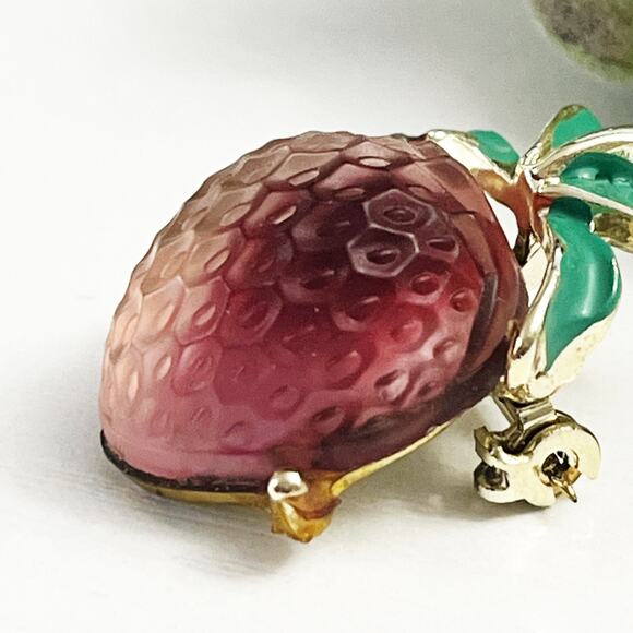 Vintage Glass Enamel Molded Strawberry Mini Brooch Mid Century - Picture 5 of 6